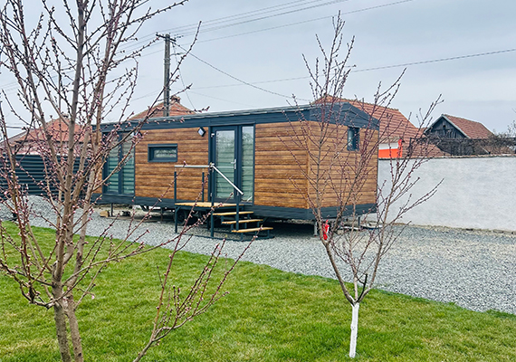 TinyHouse Doi Frati Dragus gradina curte